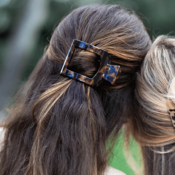 Two Teleties Medium Size Curved Hair Clips tortoise and almond beige - Picture 10 of 11